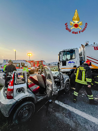 Scontro tra auto e mezzo per la pulizia delle strade, morto un uomo nel Torinese